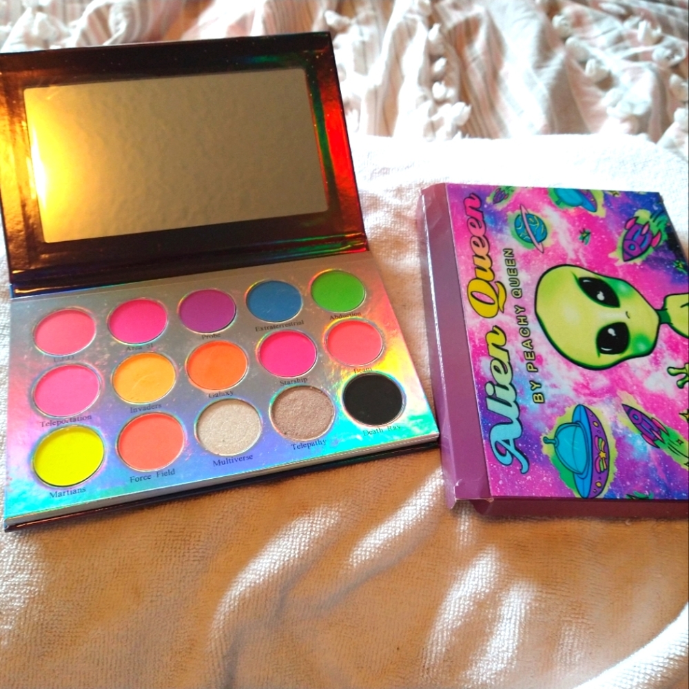 Peachy queen alien queen eyeshadow palette